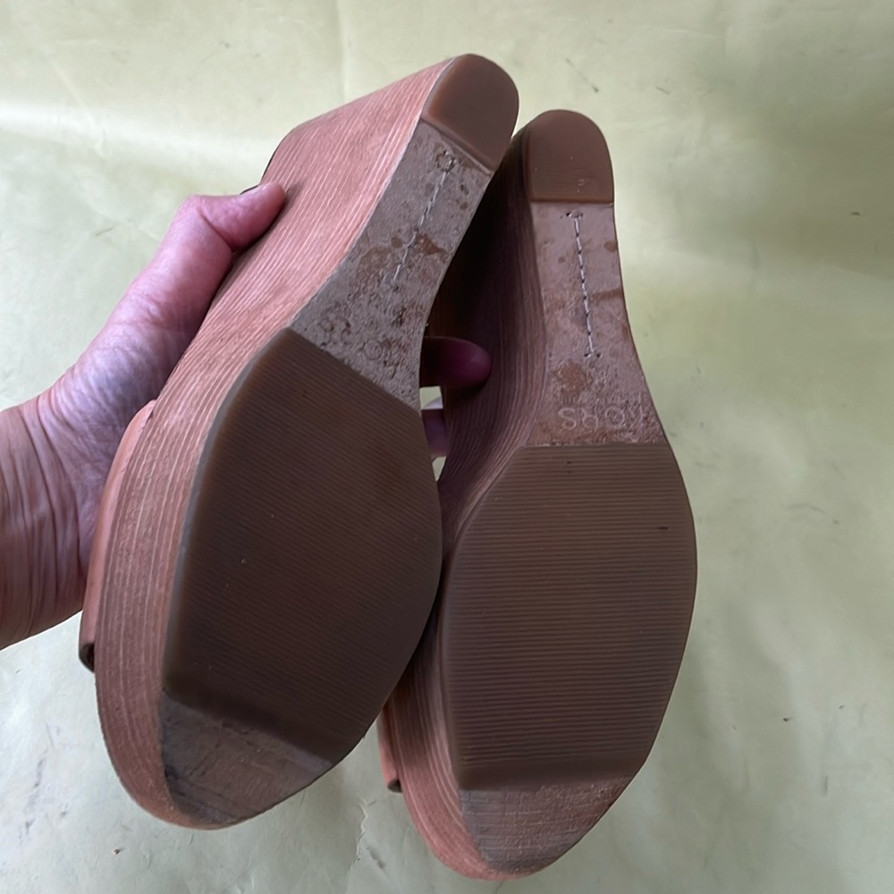 Vintage caramel color/gold Kors Michael Kors leather wedges - Picture 9 of 11
